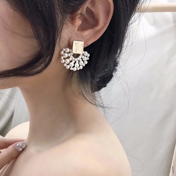 Imitation Pearl Elegant Sanded Gold Earrings - Picture 3 of 8